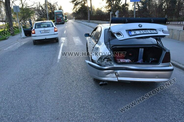 Катастрофа затвори движението на коли край Градската градина, откараха бебе в болницата