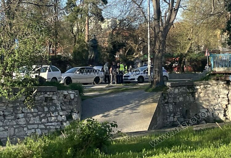 Катастрофа затвори движението на коли край Градската градина, откараха бебе в болницата