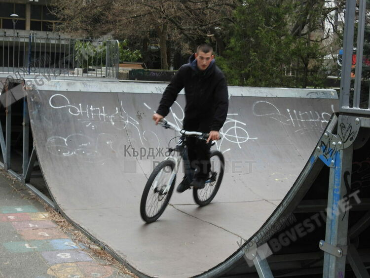   Събарят гигантските колони от монумента на Георги Димитров в Кърджали, оформят модерен център за млади хора