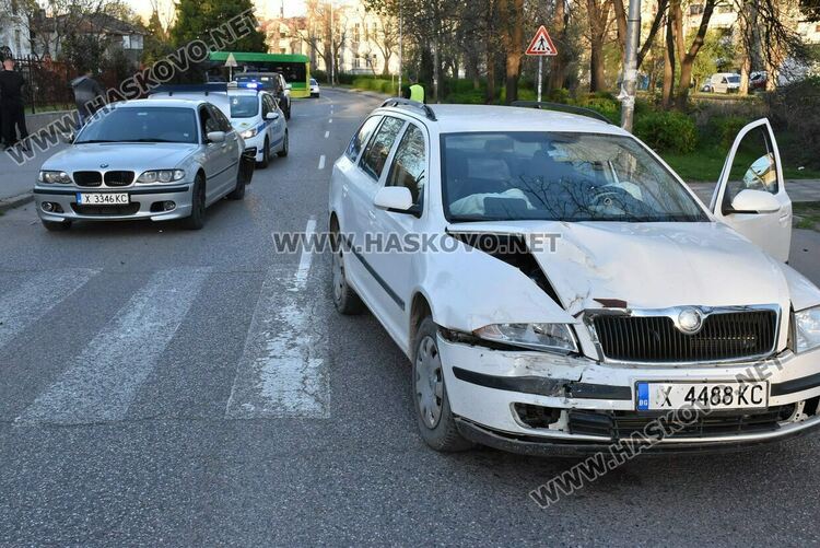 Катастрофа затвори движението на коли край Градската градина, откараха бебе в болницата