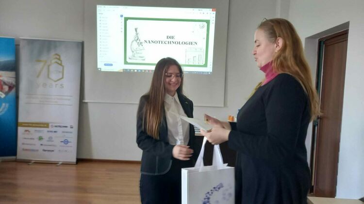 Второ място за Еда Юсеин от ЕГ “Христо Ботев“ на национален конкурс „Химичните технологии около нас“