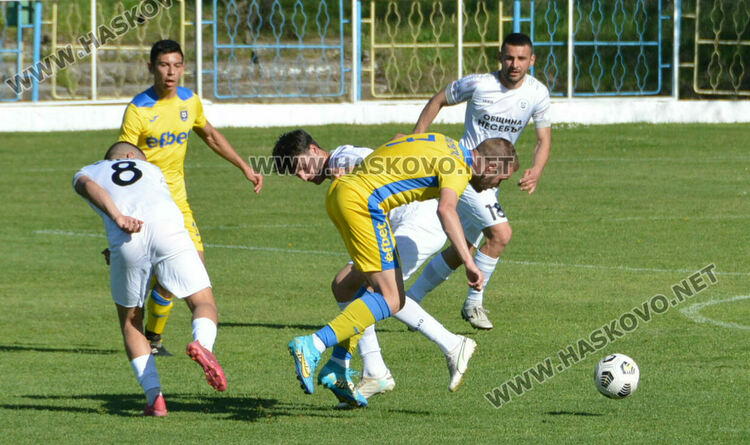 “Димитровград” направи равен с “Несебър” и завърза интригата 