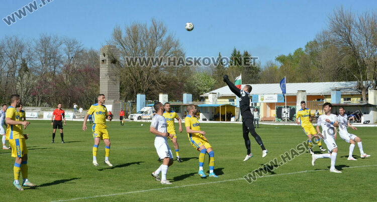 “Димитровград” направи равен с “Несебър” и завърза интригата 