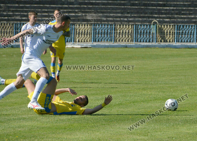 “Димитровград” направи равен с “Несебър” и завърза интригата 