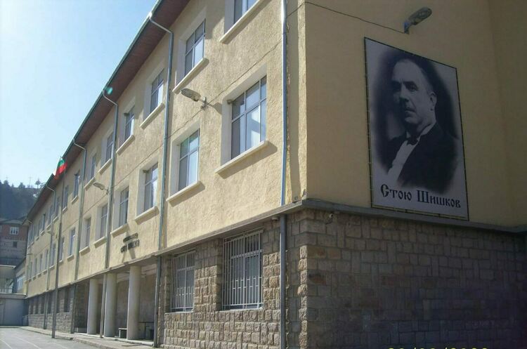 Физкултурните салони на две смолянски училища ще бъдат основно ремонтирани