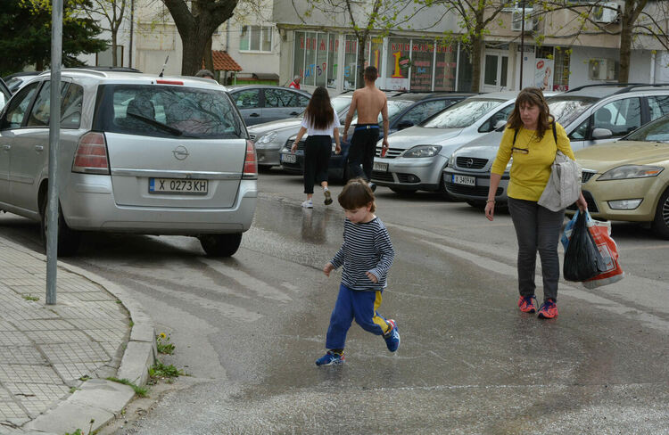Вода тече по ул. "Видин" в Хасково