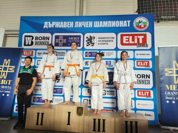 Сребро и два бронза за димитровградските джудисти