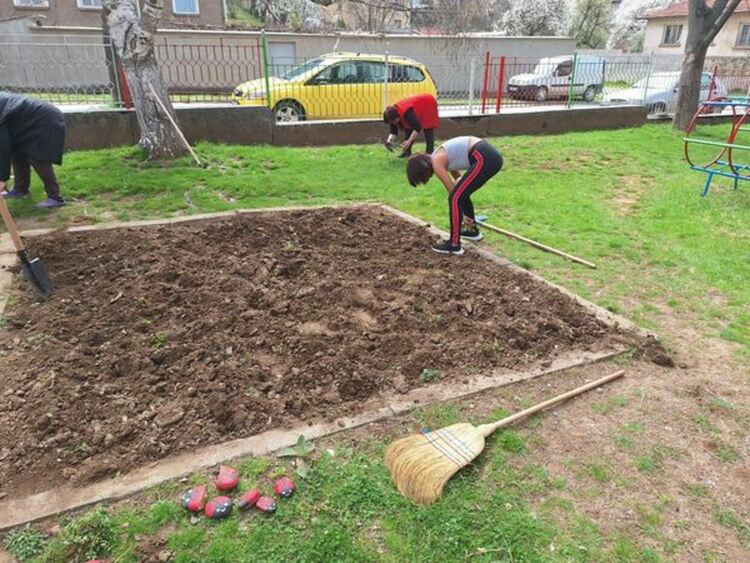 Децата от ЦНСТДБУ 1 и 2 с.Дрен по повод Седмица на гората засадиха медоносни дръвчета