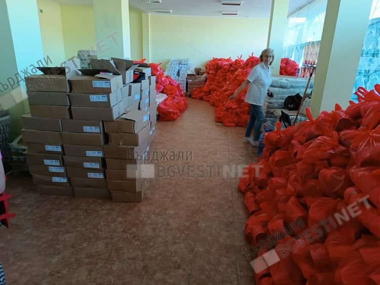 БЧК в Кърджали започна раздаването на пакети с хранителни продукти на нуждаещите се