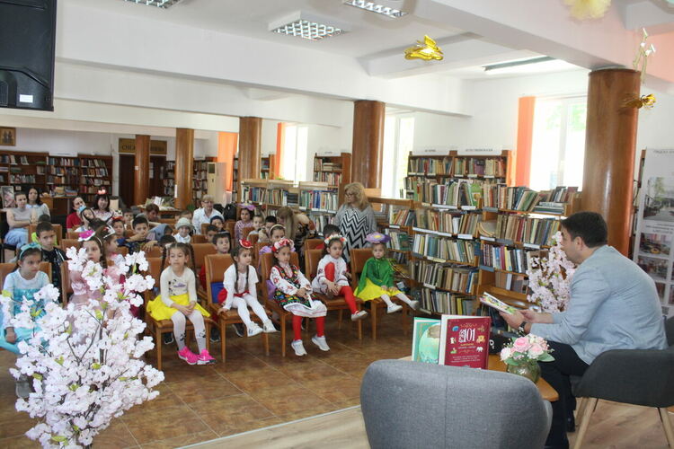 Кметът Иво Димов чете приказки на деца в подкрепа на кампанията за насърчаване на четенето