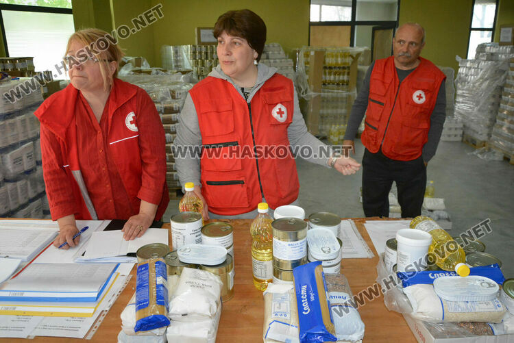 515 многочленни семейства от Хасково получават по два пакета помощи от БЧК
