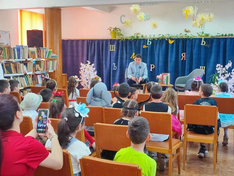 Кметът Иво Димов чете приказки на деца в подкрепа на кампанията за насърчаване на четенето