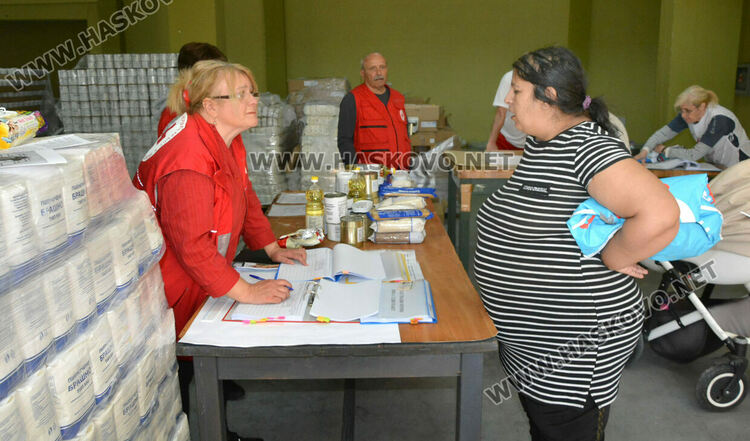 515 многочленни семейства от Хасково получават по два пакета помощи от БЧК