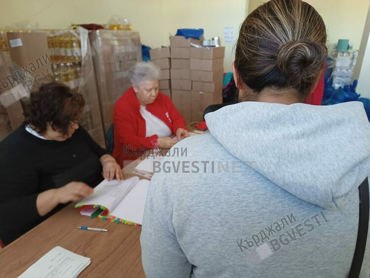 БЧК в Кърджали започна раздаването на пакети с хранителни продукти на нуждаещите се
