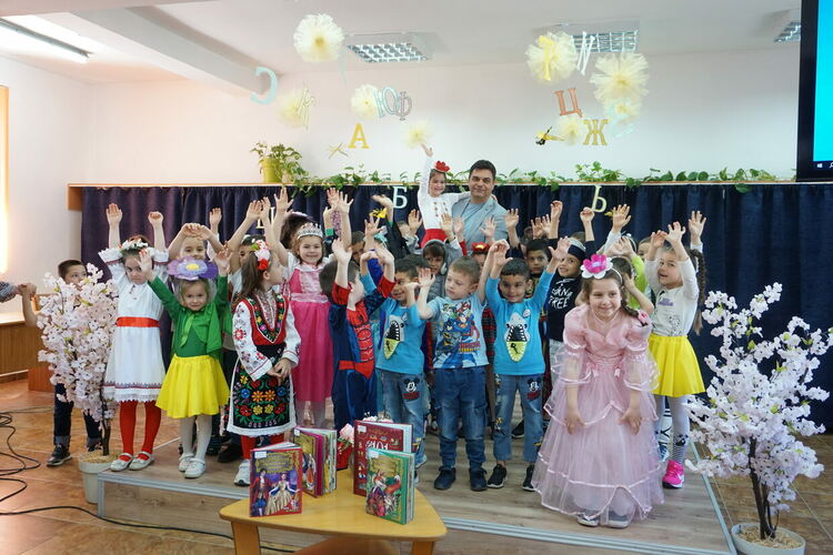 Кметът Иво Димов чете приказки на деца в подкрепа на кампанията за насърчаване на четенето