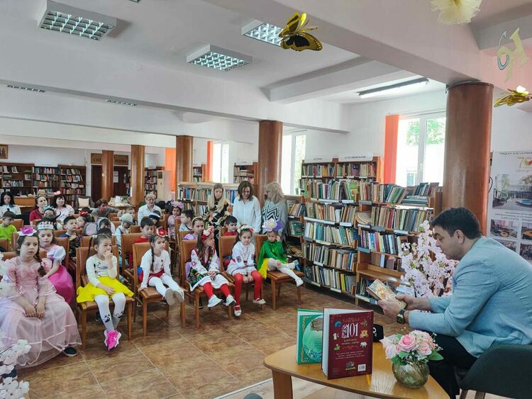 Кметът Иво Димов чете приказки на деца в подкрепа на кампанията за насърчаване на четенето