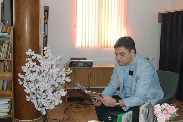 Кметът Иво Димов чете приказки на деца в подкрепа на кампанията за насърчаване на четенето