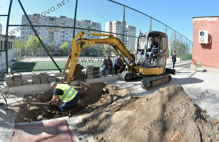 Разкопаха обновено спортно игрище заради ВиК авария, правят сондаж на нови плочки