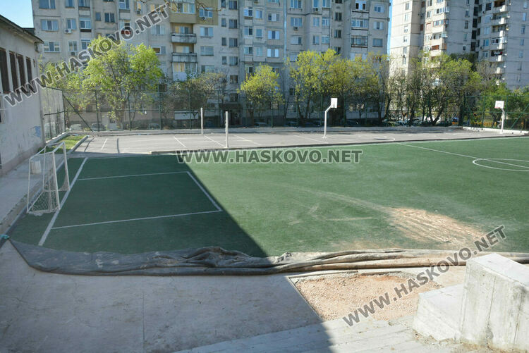 Разкопаха обновено спортно игрище заради ВиК авария, правят сондаж на нови плочки