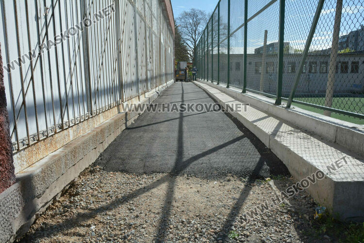 Разкопаха обновено спортно игрище заради ВиК авария, правят сондаж на нови плочки