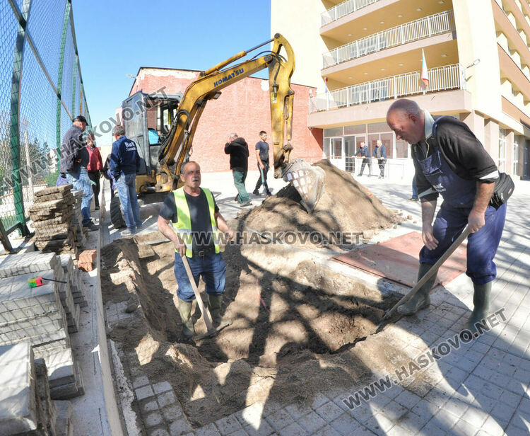 Разкопаха обновено спортно игрище заради ВиК авария, правят сондаж на нови плочки