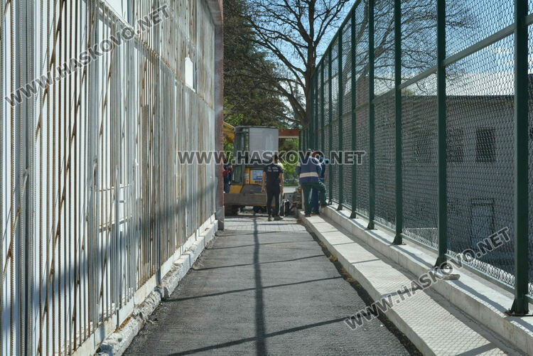 Разкопаха обновено спортно игрище заради ВиК авария, правят сондаж на нови плочки