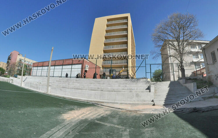 Разкопаха обновено спортно игрище заради ВиК авария, правят сондаж на нови плочки