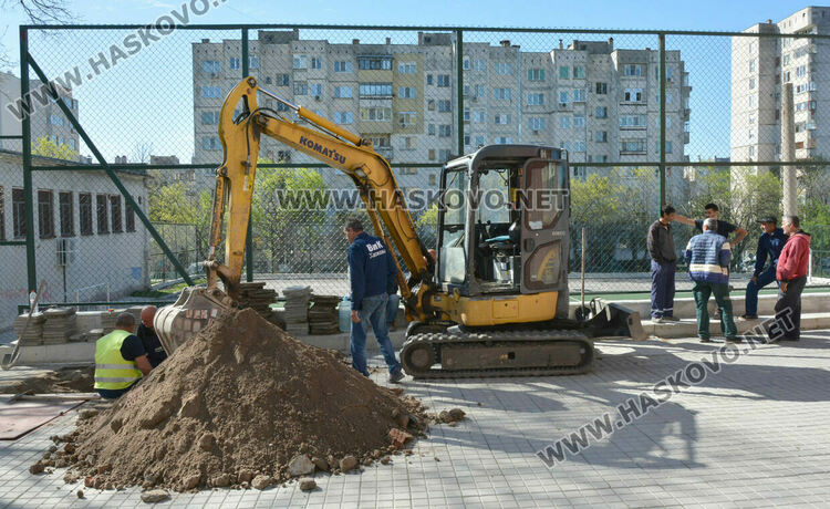 Разкопаха обновено спортно игрище заради ВиК авария, правят сондаж на нови плочки