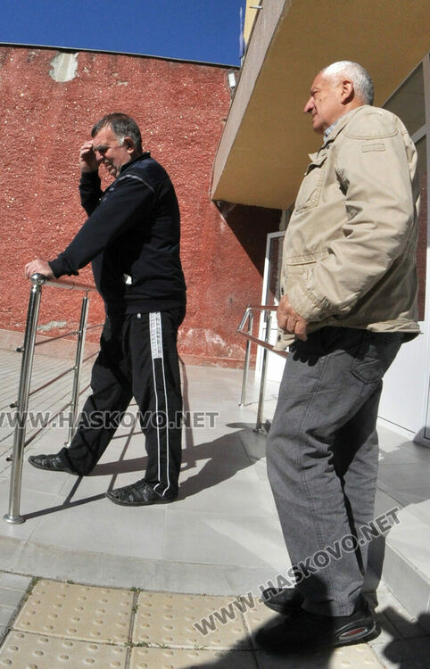 Разкопаха обновено спортно игрище заради ВиК авария, правят сондаж на нови плочки