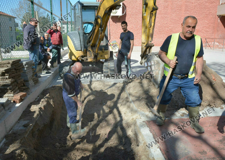Разкопаха обновено спортно игрище заради ВиК авария, правят сондаж на нови плочки