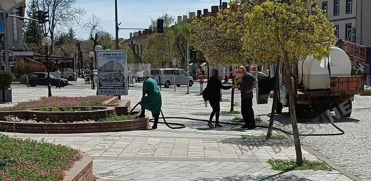   Пролетна мода в Кърджали, "граждани"  крадат цветя от градинките в града за дворовете и вилите си
