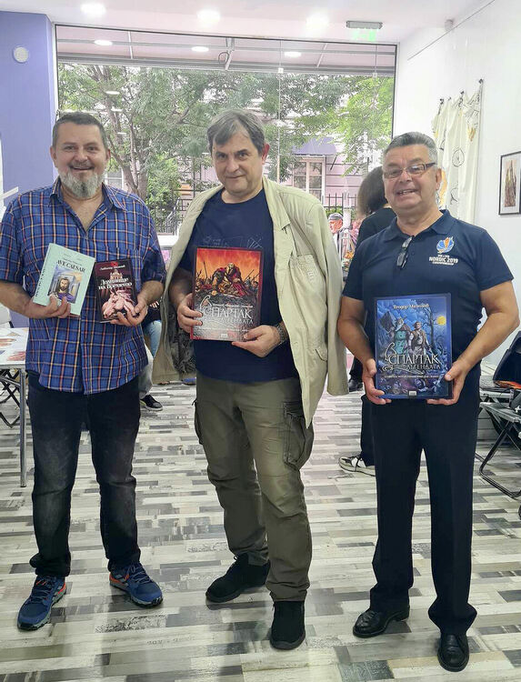 Любомир Манолов (вдясно) със сина си Теодор (вдясно) - също комикс-сценарист, но и художник, и един от най-изтъкнатите художници от сп. "Дъга" - Евгений Йорданов - с техните най-нови книги.