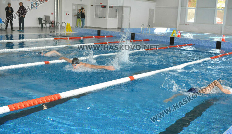 17 се явиха на изпит за спасители, сред тях са жена на 52 г. и мъж на 63 г.