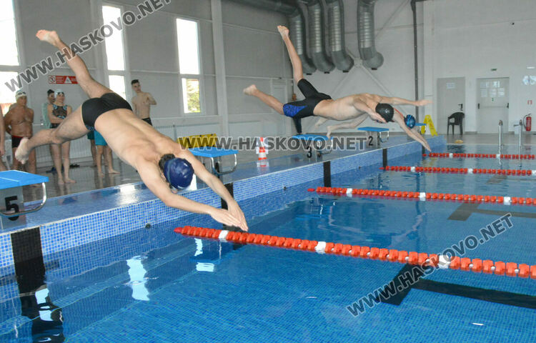 17 се явиха на изпит за спасители, сред тях са жена на 52 г. и мъж на 63 г.