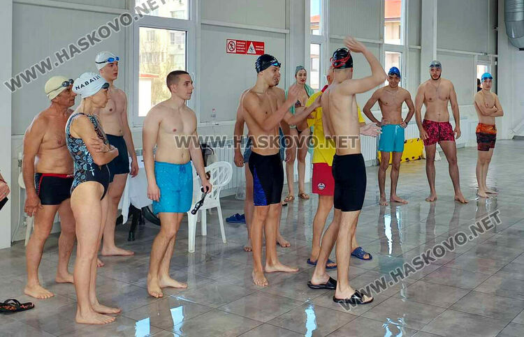 17 се явиха на изпит за спасители, сред тях са жена на 52 г. и мъж на 63 г.