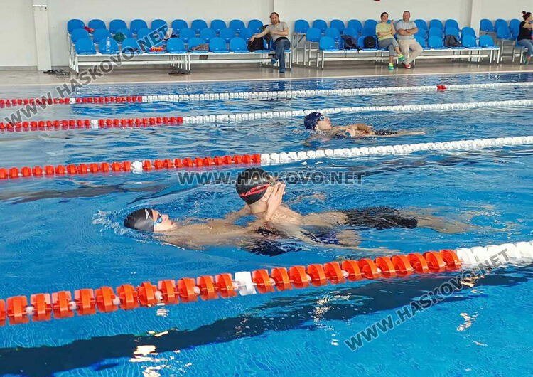 17 се явиха на изпит за спасители, сред тях са жена на 52 г. и мъж на 63 г.