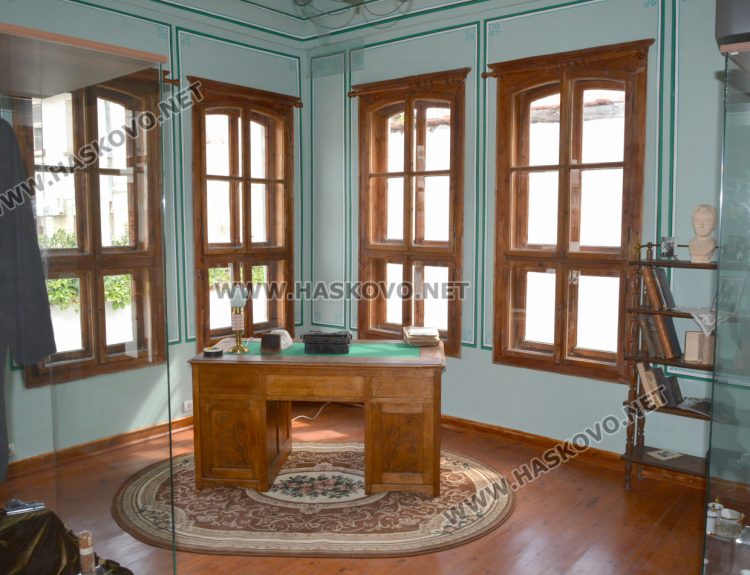 Реставрираното от хасковската гимназия бюро на Асен Златаров