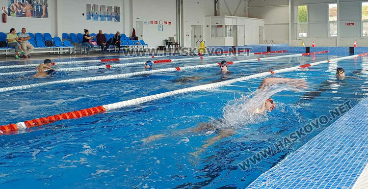 17 се явиха на изпит за спасители, сред тях са жена на 52 г. и мъж на 63 г.