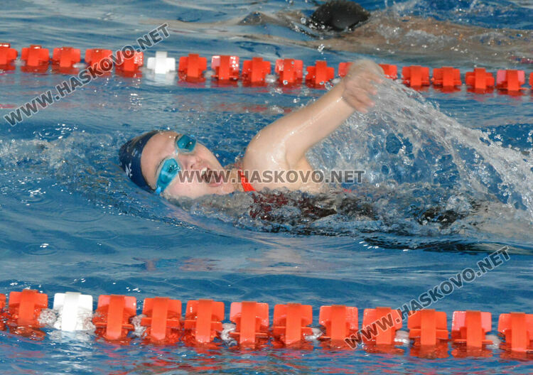 17 се явиха на изпит за спасители, сред тях са жена на 52 г. и мъж на 63 г.