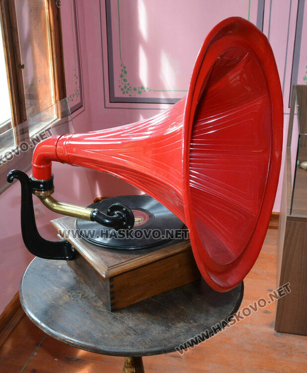 Показват за първи път вещи на Ари и Асен Златаров в подновената експозиция на Кирково училище