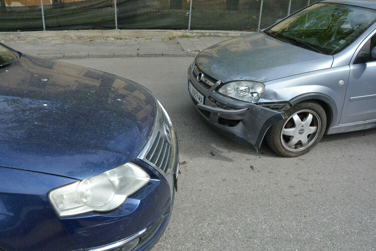 Възрастна жена „изправи завой“ на кръстовище и катастрофира