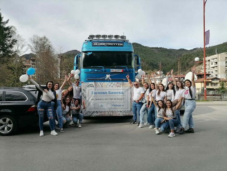 Абитуриенти от Девин поканиха класната си на бала с тир