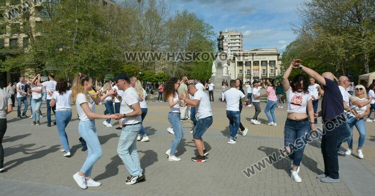 Латино фиеста събра три школи на площада в Хасково