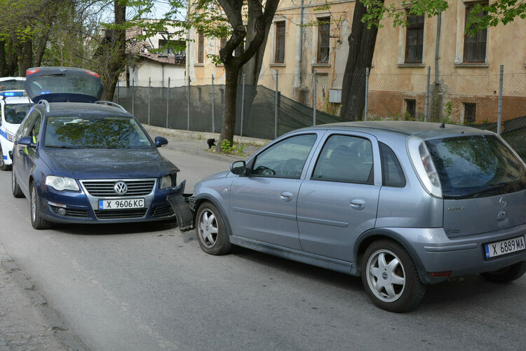 Възрастна жена „изправи завой“ на кръстовище и катастрофира
