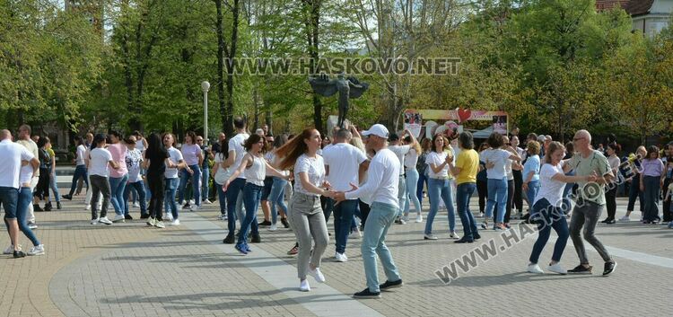 Латино фиеста събра три школи на площада в Хасково