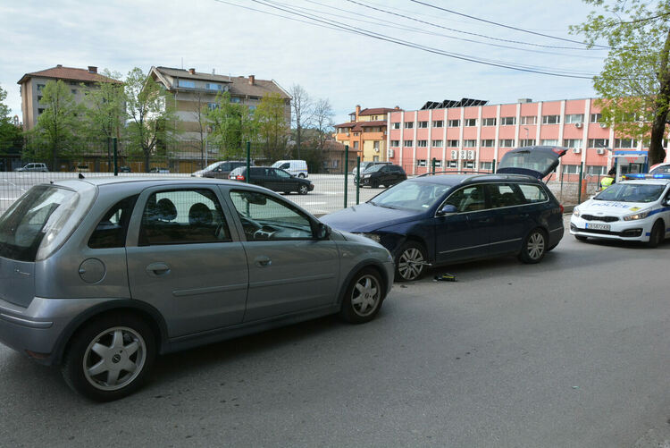Възрастна жена „изправи завой“ на кръстовище и катастрофира