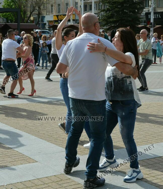 Латино фиеста събра три школи на площада в Хасково