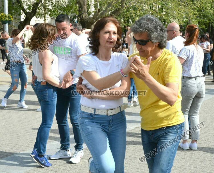 Латино фиеста събра три школи на площада в Хасково