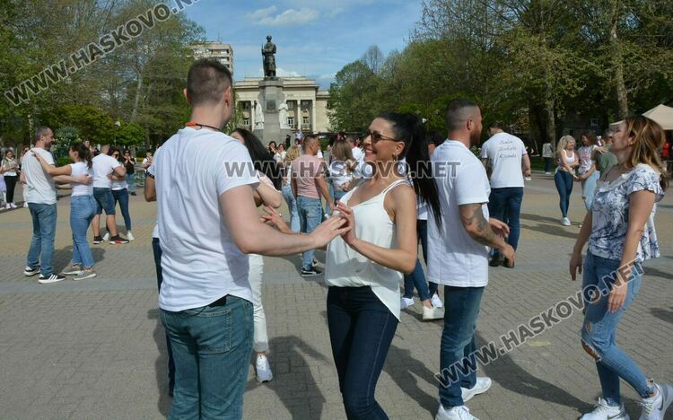 Латино фиеста събра три школи на площада в Хасково