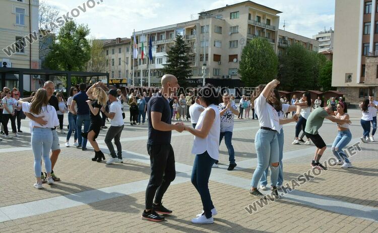 Латино фиеста събра три школи на площада в Хасково